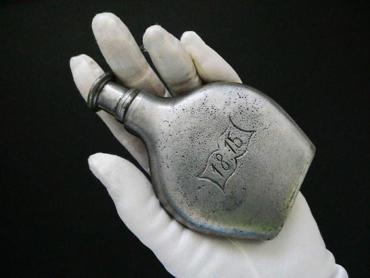 Heupfles / zakflacon met schroefdop gemerkt met  95 % tin, Antiek en Kunst, Antiek | Tin, Ophalen of Verzenden