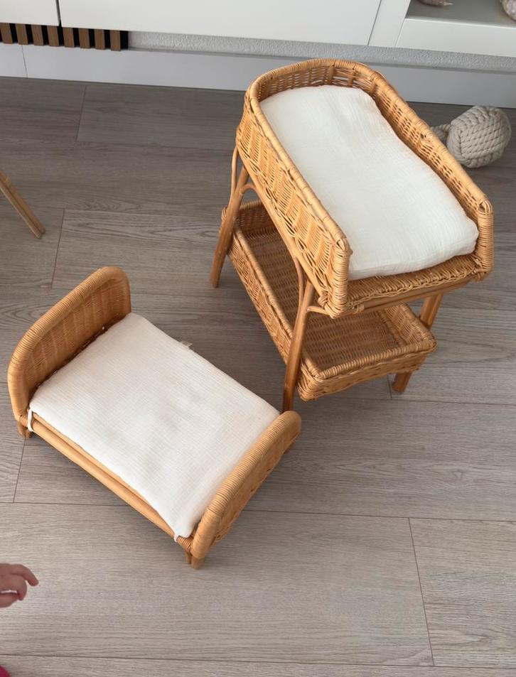 Rotan poppenmeubels – poppenbedje & commode met matras, Kinderen en Baby's, Speelgoed | Poppenhuizen, Zo goed als nieuw, Poppenhuis