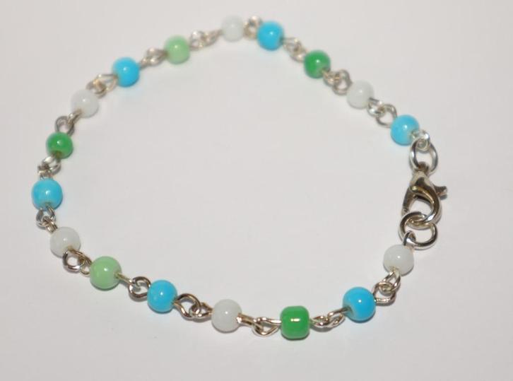 Armbandje met 4 mm glaskraaltjes in groen, wit en blauw, Sieraden, Tassen en Uiterlijk, Armbanden, Nieuw, Overige materialen, Overige kleuren