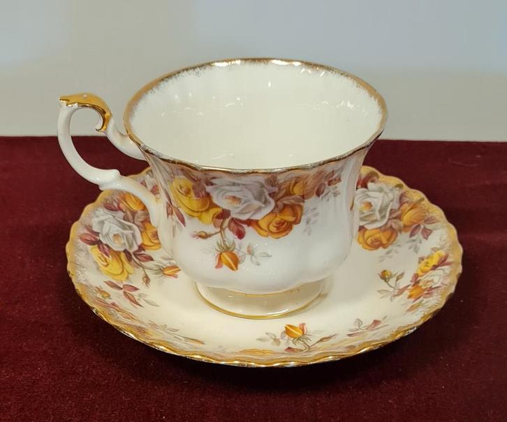 Royal Albert Lenora kop en schotel set, Antiek en Kunst, Antiek | Porselein, Ophalen of Verzenden