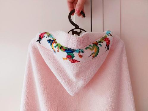Vintage badcape baby/peuter roze met diertjes en kabouter, Kinderen en Baby's, Babykleding | Overige, Zo goed als nieuw, Meisje
