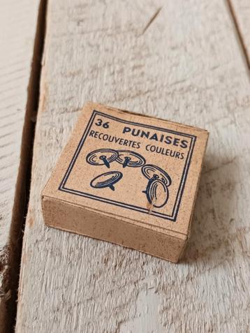 Oud doosje met punaises beschikbaar voor biedingen