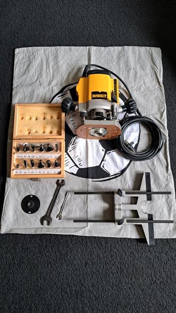 DeWalt DW614 bovenfrees  beschikbaar voor biedingen