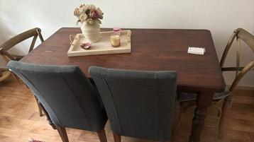 Klassieke tafel beschikbaar voor biedingen