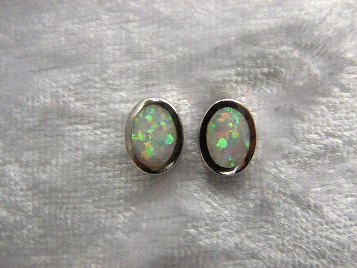 Mooie kleine Ovale en Ronde Zilveren Oorstekers met Opaal, Sieraden, Tassen en Uiterlijk, Antieke sieraden, Oorbellen, Zilver