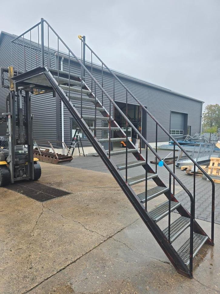Stalen trap met bordes bruin. Hoog 3 mtr. Nob150, Doe-het-zelf en Verbouw, Ladders en Trappen, Zo goed als nieuw, 2 tot 4 meter
