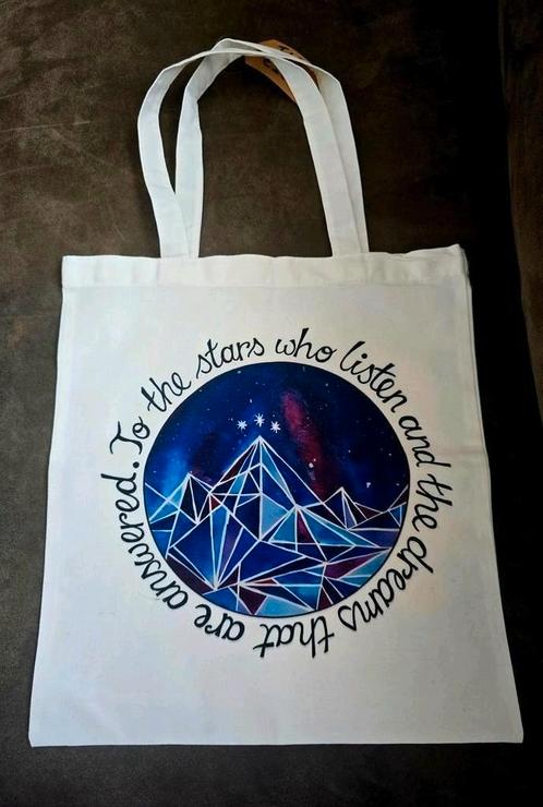 NIEUW Sarah J Maas, ACOTAR totebag / tas met hengsels, Sieraden, Tassen en Uiterlijk, Tassen | Damestassen, Nieuw, Shopper, Ophalen of Verzenden