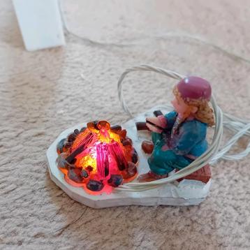 Lemax meisje met wakkerend vuurtje voor Kerstdorp beschikbaar voor biedingen