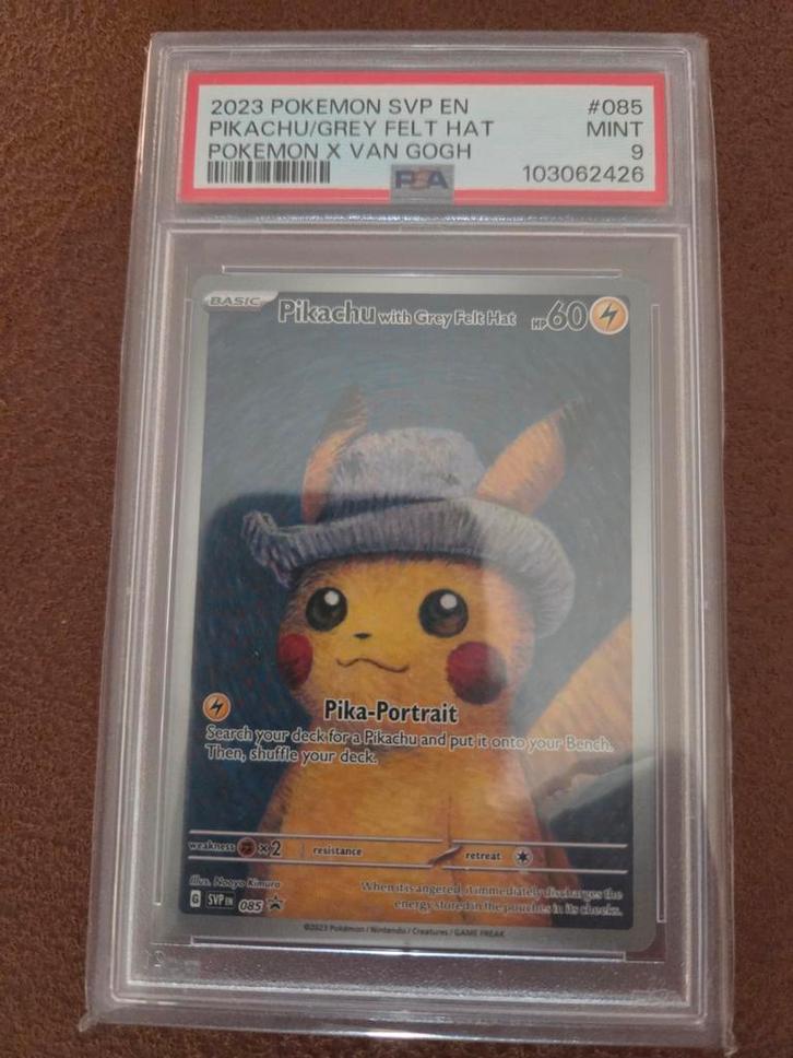 Pikachu with grey felt hat. Van Gogh, Hobby en Vrije tijd, Verzamelkaartspellen | Pokémon, Nieuw, Ophalen of Verzenden