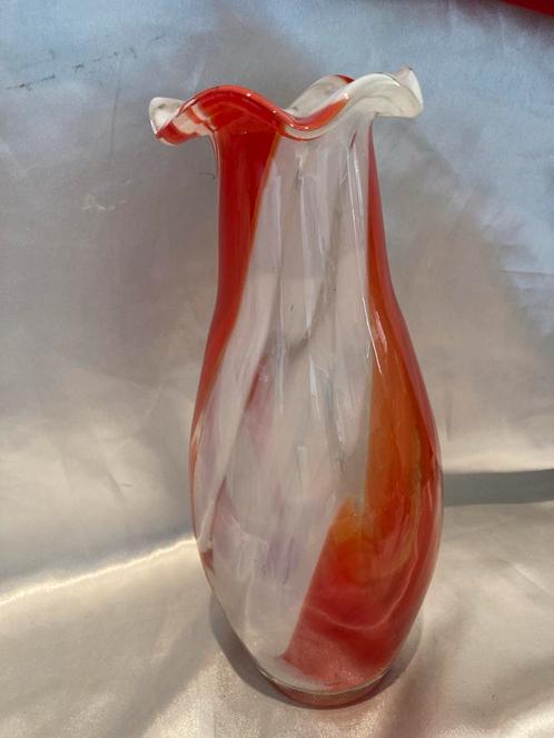 Handgemaakte Glazen Vaas Oranje/Rood met Wit, Antiek en Kunst, Antiek | Vazen, Ophalen of Verzenden