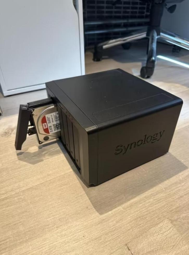 Synology DS1513+ met 5x 3tb harde schijven, Computers en Software, NAS, Gebruikt, Ophalen of Verzenden