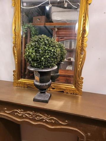 Vintage gietijzeren louvre vaas tuinvaas met kunst buxus bol beschikbaar voor biedingen