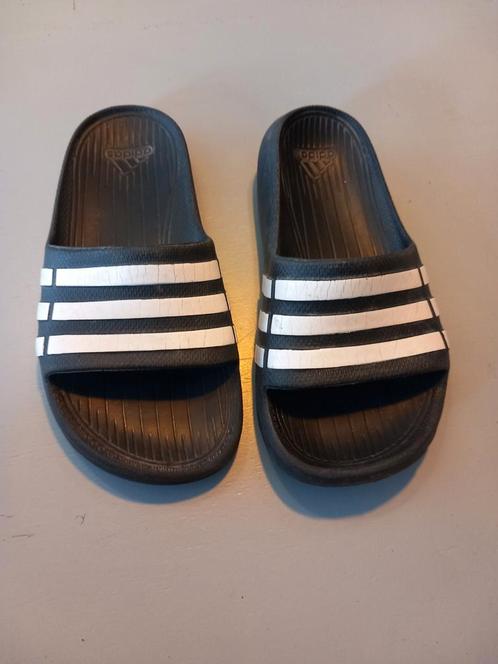 Adidas badslippers zwart wit.  maat 31, Kinderen en Baby's, Kinderkleding | Schoenen en Sokken, Gebruikt, Schoenen, Jongen of Meisje