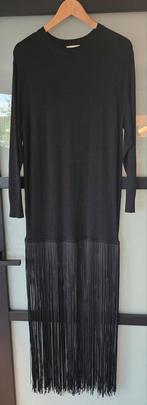 Zwarte jurk met franjes van H&M Trend in maat 38., Kleding | Dames, Jurken, Maat 38/40 (M), H&M, Ophalen of Verzenden, Onder de knie