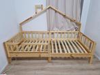 Houten huisbed  met uitvalbeveiliging 90x200cm, Kinderen en Baby's, Kinderkamer | Bedden, Matras, Zo goed als nieuw, 85 tot 100 cm