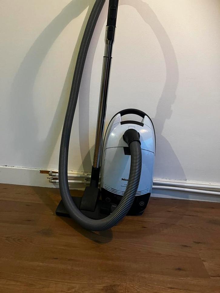 Miele stofzuiger, Witgoed en Apparatuur, Stofzuigers, Gebruikt, Stofzuiger, 1200 tot 1600 watt, Stofzak, Ophalen of Verzenden