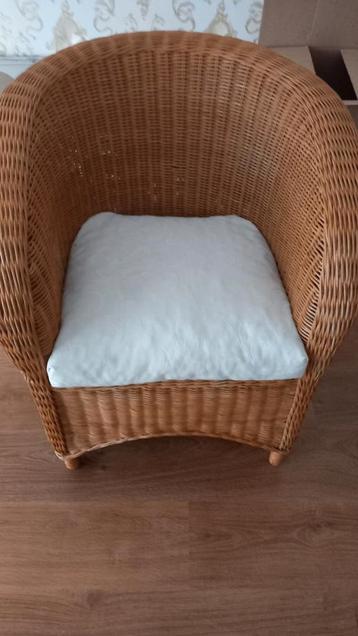 Mooie Rotan Fauteuil met crème kleurig dik kussen beschikbaar voor biedingen