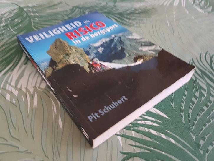 VEILIGHEID en RISICO in de BERGSPORT - Pit Schubert, Boeken, Sportboeken, Gelezen, Ophalen of Verzenden
