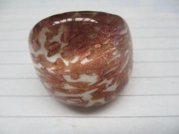 Ring, glas, wit met brons/gouden spikkels beschikbaar voor biedingen