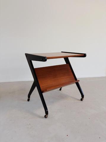 VINTAGE LP-TAFEL OP WIELTJES beschikbaar voor biedingen