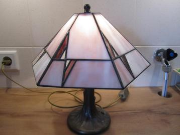 Tiffany tafellamp strak design beschikbaar voor biedingen