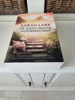 Sarah Lark - De zang van de hoornschelp, Boeken, Ophalen of Verzenden, Gelezen, Sarah Lark