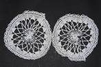 Twee oude ronde gekloste of gehaakte kleedjes kantklos, Ophalen of Verzenden