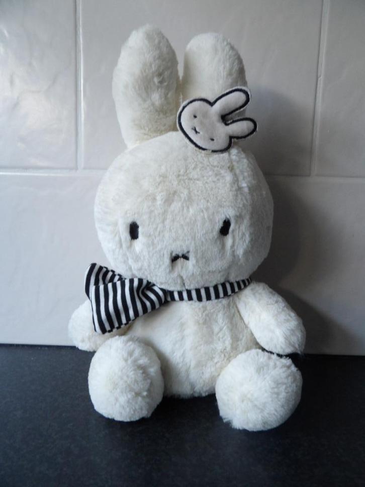 Nieuw met kaartjes Nijntje knuffel Winter sitting 32 cm, Kinderen en Baby's, Speelgoed | Knuffels en Pluche, Nieuw, Konijn, Ophalen of Verzenden