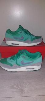 Nike Air Max 1 Stadium Green 110€, Kleding | Heren, Schoenen, Overige kleuren, Nike, Ophalen of Verzenden, Sneakers of Gympen