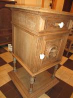 Antiek eiken nachtkastje met houtsnijwerk  porcelein grepen, Ophalen