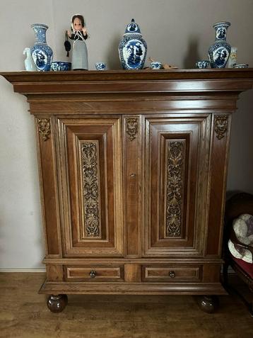 Antieke houten kast met snijwerk beschikbaar voor biedingen