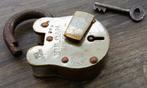 Om 1910 - 1925 GROOT Zwaar Hangslot Hang Slot met Sleutel, Antiek en Kunst, Ophalen of Verzenden