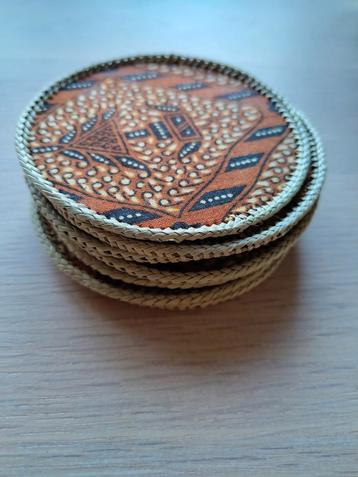 Indonesische onderzetters van natuurlijke materialen  beschikbaar voor biedingen