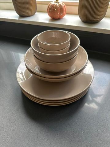 Taupe Action Servies - Zo goed als nieuw! beschikbaar voor biedingen