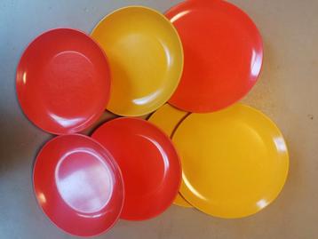 Vintage Plastic Bordjes - Effen & Bloempatroon (11) beschikbaar voor biedingen