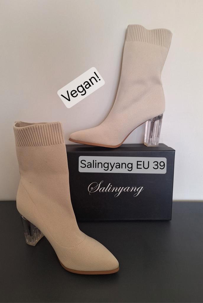 Salingyang beige sock boots EU 39 vegan met doorzichtige hak, Kleding | Dames, Schoenen, Nieuw, Lage of Enkellaarzen, Beige, Ophalen of Verzenden
