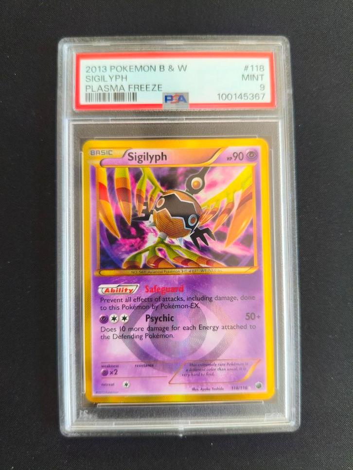 PSA 9 Sigilyph Plasma Freeze Pokemonkaart, Hobby en Vrije tijd, Verzamelkaartspellen | Pokémon, Zo goed als nieuw, Losse kaart