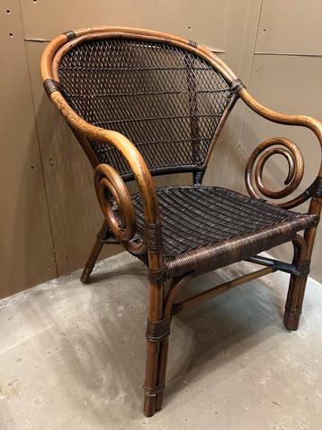Rotan stoel beschikbaar voor biedingen