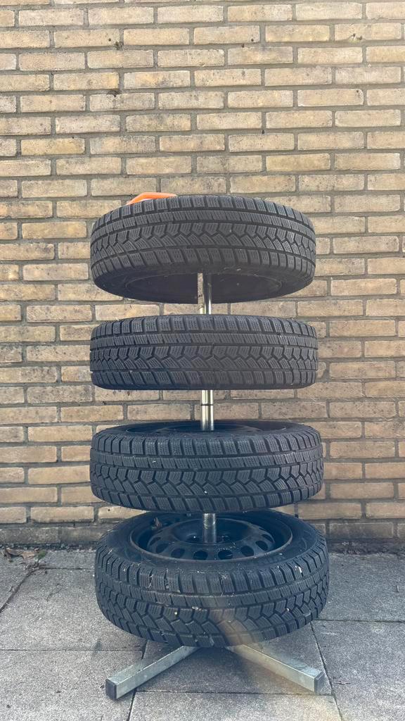 Stalen velgen met winterbanden (107, Yaris, C1), Auto diversen, Autosport-onderdelen, Zo goed als nieuw, Ophalen