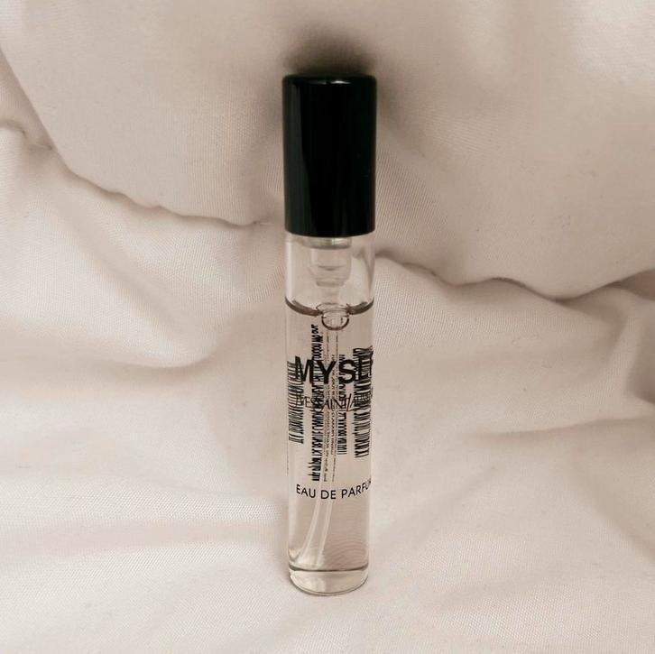 NU €5 ‼️ Yves Saint Laurent Myslf eau de parfum 3 ml, Sieraden, Tassen en Uiterlijk, Uiterlijk | Parfum, Ophalen of Verzenden
