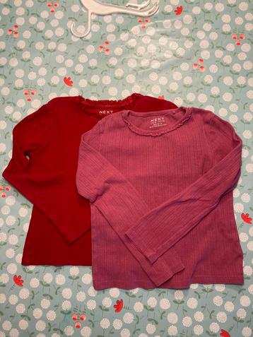 2 longsleeves roze en rood Next mt 122 beschikbaar voor biedingen