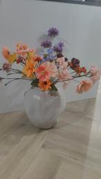Vaas met kunstbloemen, Ophalen