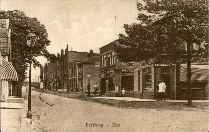 Ede Parkweg met 2 winkels oa De Geldersche Vallei st 1929, Verzamelen, Ansichtkaarten | Nederland, Gelopen, Gelderland, 1920 tot 1940