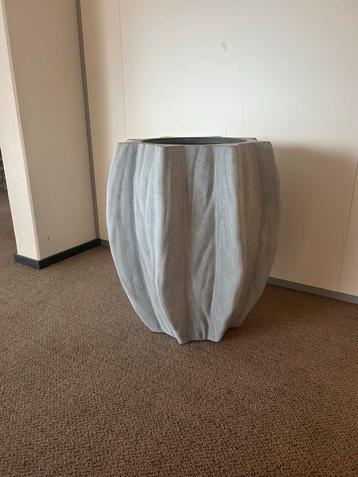 Grote betonlook vaas beschikbaar voor biedingen