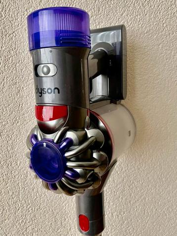 Dyson v8 stofzuiger draadloos netjes en schoon beschikbaar voor biedingen