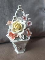 Porseleinen mandje met bloemen 8,5 x 8,5 en 17 hoog., Antiek en Kunst, Antiek | Porselein, Ophalen of Verzenden
