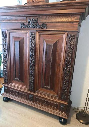 Antieke houten kast met snijwerk beschikbaar voor biedingen