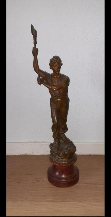 Bronzen beeld: Man met bijl beschikbaar voor biedingen