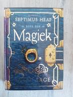 Angie Sage Septimus Heap Magiek boek 1, Boeken, Ophalen of Verzenden, Gelezen