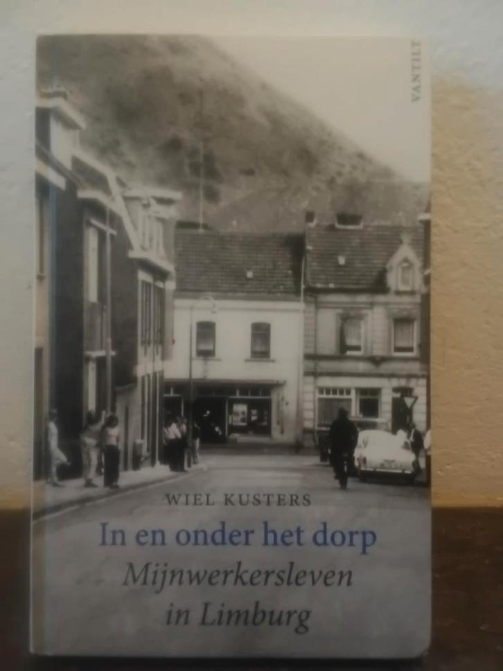 IN EN ONDER HET DORP MIJNWERKERSLEVEN IN LIMBURG W.KUSTERS, Boeken, Geschiedenis | Stad en Regio, Zo goed als nieuw, Ophalen of Verzenden